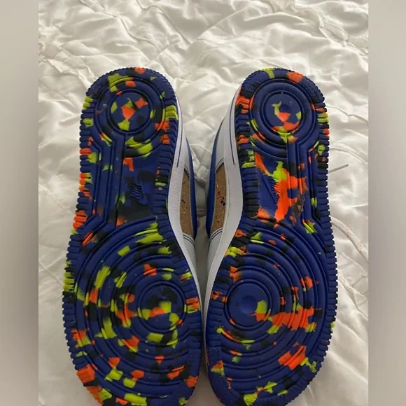 Nike Big Kids Air Force 1 LV8. Very lightly used. Size 4Y. Retail $105 - Picture 8 of 16